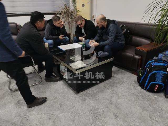 客戶來訪報(bào)導(dǎo):外國(guó)客戶探索綜合破碎機(jī)的功能與優(yōu)勢(shì)